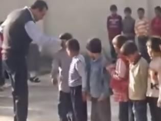Φωτογραφία για Παιδιά ενός κατώτερου Θεού! Το βίντεο με τον ξυλοδαρμό παιδιών που έχει αναστατώσει το Υπουργείο Παιδείας του Ιράκ [video]