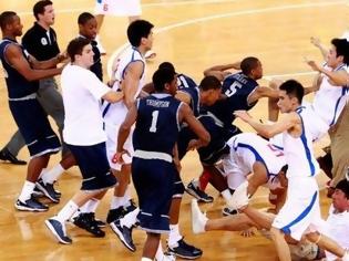 Φωτογραφία για Σκήνες ΣΟΚ - Έγινε του Τσάκι Τσαν: Τρομερό ξύλο στο Κινέζικο πρωτάθλημα μπάσκετ! [video]