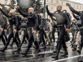 Φωτογραφία για Τι απαντά η Πανελλήνια Ομοσπονδία Ενώσεων Στρατιωτικών για το σύνθημα των βατραχανθρώπων στην παρέλαση