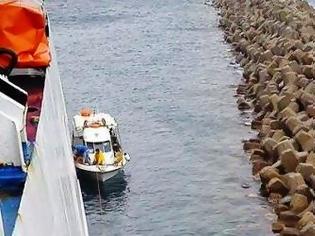 Φωτογραφία για Την ώρα που βούτηξαν οι δύτες... ξέσπασαν οι επιβάτες του «Βιτσέντζος Κορνάρος»