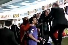 ΑΠΙΣΤΕΥΤΟ:Προπονητής πλάκωσε στις ...μπάτσες τον παίκτη του.[ΒΙΝΤΕΟ]