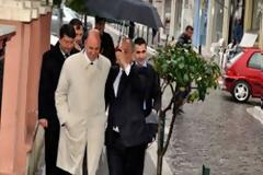 Βουλευτής του ΠΑΣΟΚ κρατάει την ομπρέλα στον νέο Τούρκο πρέσβη