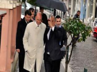 Φωτογραφία για Βουλευτής του ΠΑΣΟΚ κρατάει την ομπρέλα στον νέο Τούρκο πρέσβη