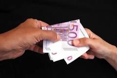 Αλβανοί και άλλοι λαθρομετανάστες πληρώνουν αδρά δικηγόρους και όχι μόνο για να πάρουν ελληνική ιθαγένεια !
