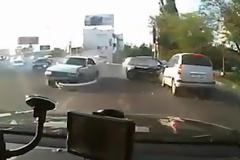 Συγκλονιστικό τρακάρισμα μπροστά στη κάμερα!