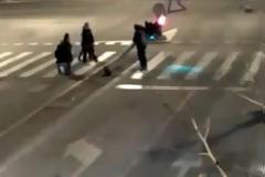 Πήγε να χορέψει και έριξε κάτω το φανάρι! [Video]
