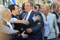 Ο Άδωνις αγκαλιάζει με... πάθος τον Καραμανλή! [ΦΩΤΟ]