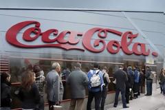 Τους πετάει στο δρόμο η Coca Cola