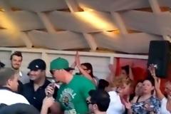 VIDEO: Ο Βουρλιώτης λογομαχεί με Παοκτζή σε live εμφάνιση του
