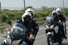 Αστυνομικοί μοιράζουν φαγητό σε άπορες οικογένειες!