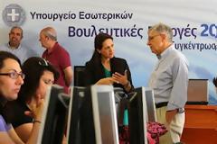 Για μακρά εκλογική νύχτα προετοιμάζει πολίτες και κόμματα το ΥΠΕΣ