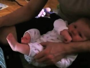 Φωτογραφία για VIDEO: Μωρό παίζει πιάνο με τα... πόδια!