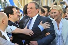 Η αγκαλιά του Μπουμπούκου στον Καραμανλη