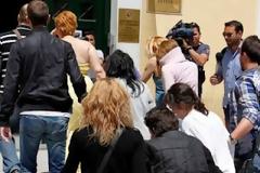 Προφυλακίστηκαν μετά την απολογία τους 11 ιερόδουλες