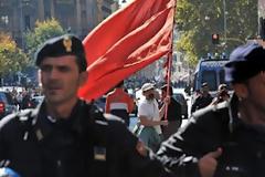 Διαδηλώνουν οι χήρες των Ιταλών που έβαλαν τέλος στη ζωή τους