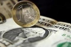 Ενισχύεται το δολάριο έναντι του ευρώ