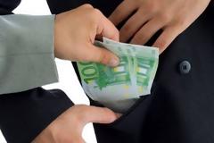Συνελήφθησαν ακόμη δύο υπάλληλοι του υπ. Ανάπτυξης για μίζες
