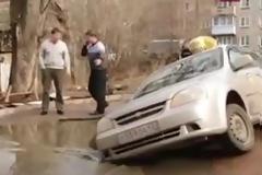 Ταξί έπεσε μέσα σε τεράστια τρύπα στη Ρωσία! [Video]
