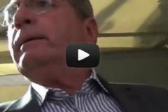 VIDEO: Υποψήφιος του ΠΑΣΟΚ σπάει την κάμερα ενός πολίτη!