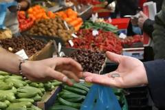 Προσφέρθηκε να τη βοηθήσει στα ψώνια και την έκλεψε!