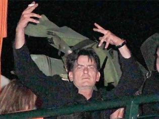 Φωτογραφία για Ο Charlie Sheen επέστρεψε