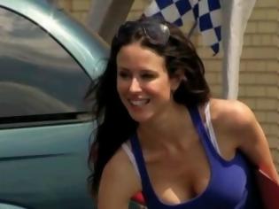Φωτογραφία για VIDEO: Φάρσα με σέξι πλύσιμο αυτοκινήτου!