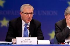 Finanacial Times: Τα γυρίζει ο Όλι Ρεν και εκθέτει την Μέρκελ