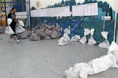 Χαλάρωση για τα επιτελεία και περισυλλογή για τους πολίτες λίγο πριν ανοίξουν οι κάλπες