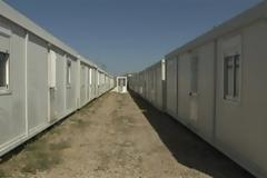 Αντηλιακά και ομπρέλες για τους μετανάστες