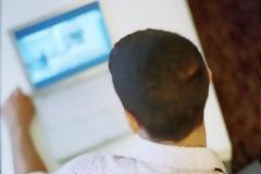 Η Βρετανία εξετάζει απαγόρευση του διαδικτυακού πορνό