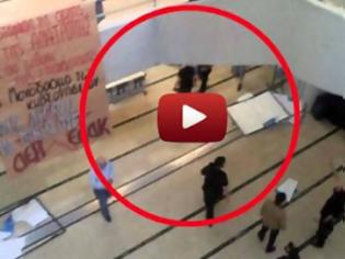 Φωτογραφία για VIDEO: Αριστεριστές κουκουλοφόροι με τσεκούρι επιτίθενται σε φοιτητές