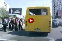 VIDEO: Μία από τις πιο ηλίθιες μητέρες που έχεις δει!