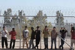 Αντηλιακά και ομπρέλες για τους μετανάστες της Αμυγδαλέζας!