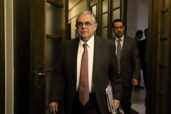 Έμεινε αρκετή ώρα στο παραβάν όπου ψήφισε ο Παπαδήμος