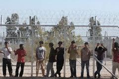 Αντηλιακά και ομπρέλες για τους μετανάστες της Αμυγδαλέζας