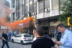 Πανηγυρίζουν τα μέλη της Χρυσής Αυγής στη Θεσσαλονίκη