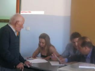 Φωτογραφία για Στην Νυμφόπετρα Θεσσαλονίκης ένας «έφηβος» ετών 111 έκανε το καθήκον του ψηφίζοντας το κόμμα της αρεσκείας του [video]
