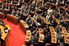 Ποια κόμματα παλεύουν με τα κύματα