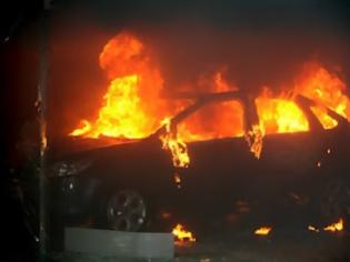 Φωτογραφία για Στις φλόγες τυλίχτηκε αυτοκίνητο στο Πάτημα Χαλανδρίου