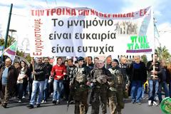 Συνεχίζουν ακάθεκτοι οι υβριστές τού λαού