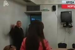 Χρυσή Αυγή...Όλοι όρθιοι αλλιώς έξω....(Βίντεο)