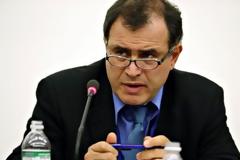 ΡΟΥΜΠΙΝΙ: Η Ελλάδα οδηγείται σε χρεωκοπία κι έξοδο από το ευρώ