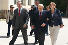 Πιασμένοι μπράτσο-μπράτσο ψήφισαν ο Κ. Παπούλιας και η σύζυγός του!