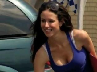 Φωτογραφία για Ξεκαρδιστική φάρσα με «σέξι» πλύσιμο αυτοκινήτου! (video)