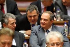 Φουντώνουν τα σενάρια για Καραμανλή