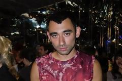 Ποιου σχεδιαστή τα ρούχα θα χρησιμοποιούν ηλιακή ενέργεια;