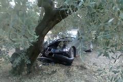 Αυτοκίνητο προσέκρουσε πάνω σε δέντρο στην Εκάλη