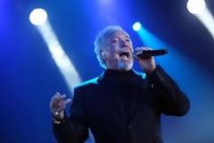 1.000.000 € για το sex bomb! Περνάμε κρίση κυρ Tom...