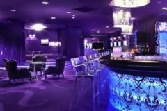 Ποια γνωστή παρουσιάστρια μπουγέλωσαν σε bar;