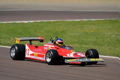 O Jacques Villeneuve οδηγεί τη Ferrari του πατέρα του Gilles